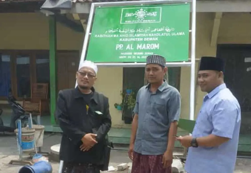 Selamatkan Aset, PCNU Bagikan Papan Nama Pesantren Dibawah Koordinasi RMI