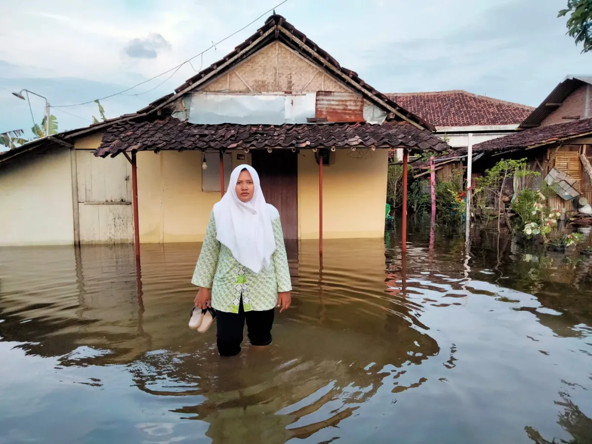 Akibat Tanggul Jebol,  Warga NU Desa Ketanjung Karanganyar Terendam Banjir