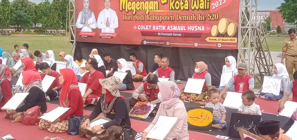 99 Seniman Batik Demak Ngabuburit Sambil Membatik Asmaul Husna Di Alun-Alun Demak