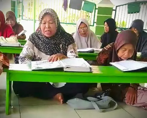 Usia Tidak Jadi Kendala, Ibu-Ibu Lansia Di Desa Karanganyar Belajar Baca Alqur’an