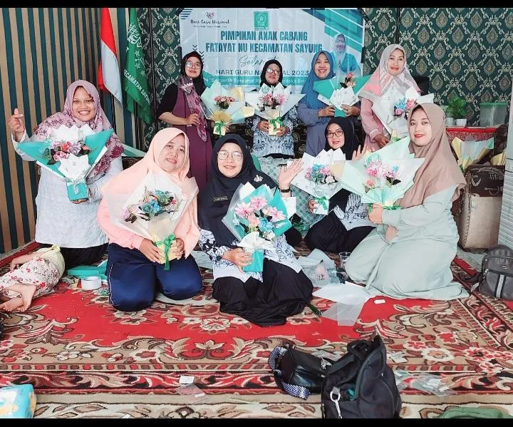 Tingkatkan Keterampilan Kader, Fatayat NU Sayung Gelar Pelatihan Buket di Hari Guru
