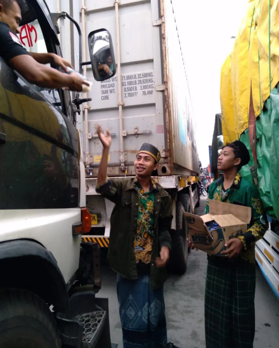 Jalur Pantura Banjir serta Macet, PCNU Demak Beserta Banom dan lembaganya Bersinergi Berbagi Takjil ke Pengendara