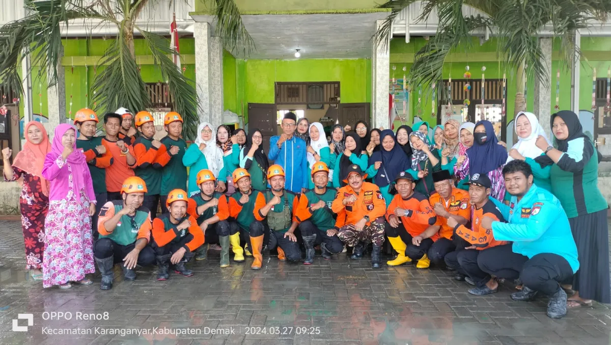 Pasca Banjir, Fatayat NU Demak Bersama Banom Lainnya Lakukan Aksi Bersih-Bersih