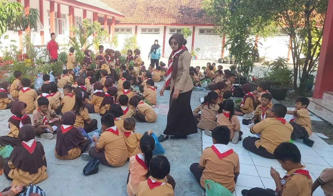SD Negeri Karangawen 1 Berdayakan Siswa dengan Pembuatan Pupuk Organik