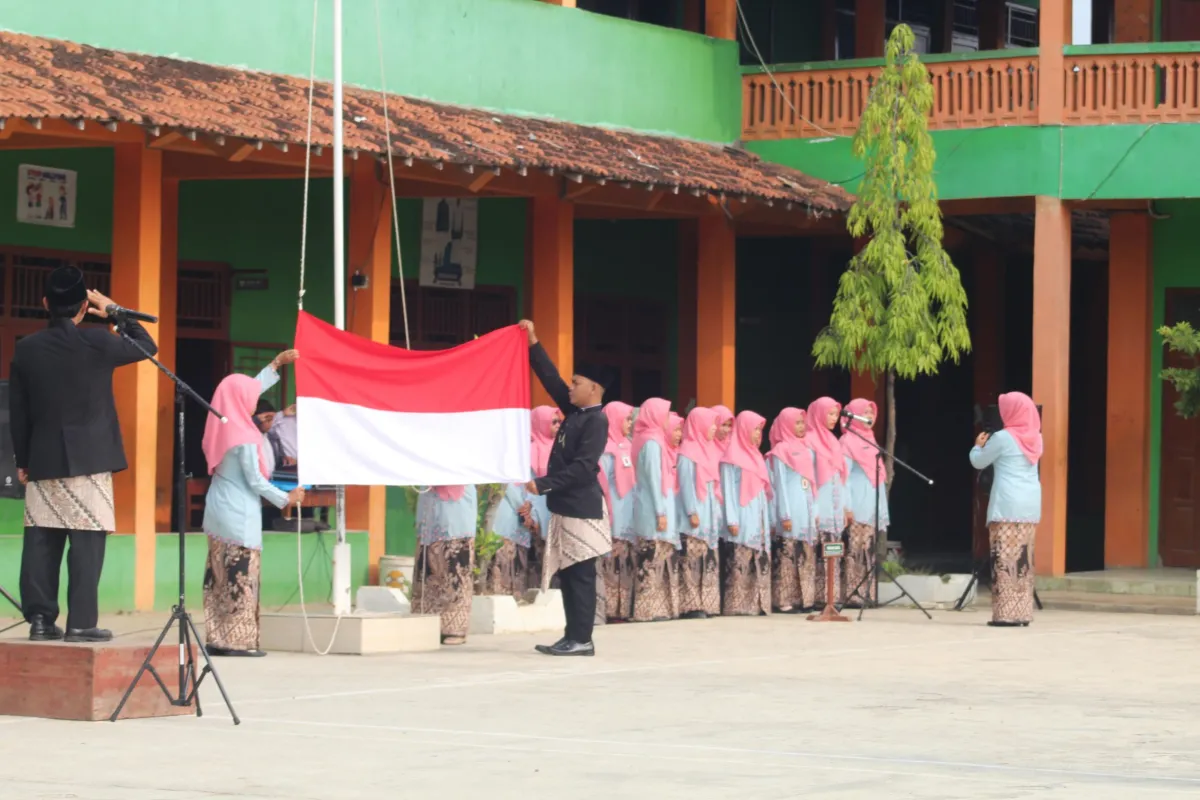 MTs-MA Miftahussalam Gelar Upacara Bersama Dalam Peringatan Hari Guru Nasional 2024