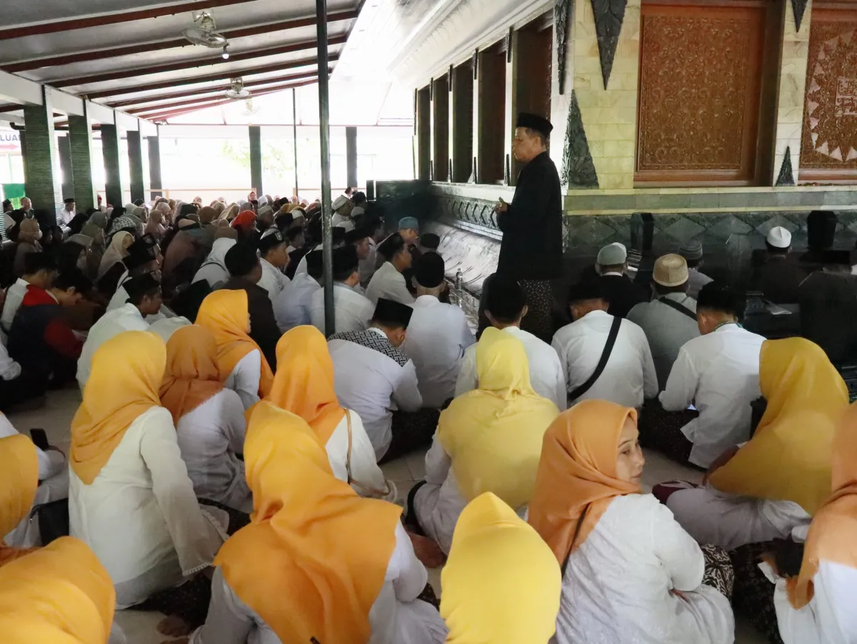 Rihlah Sukses Jelang PPDB, MTs - MA Miftahussalam Laksanakan Ziarah Para Wali