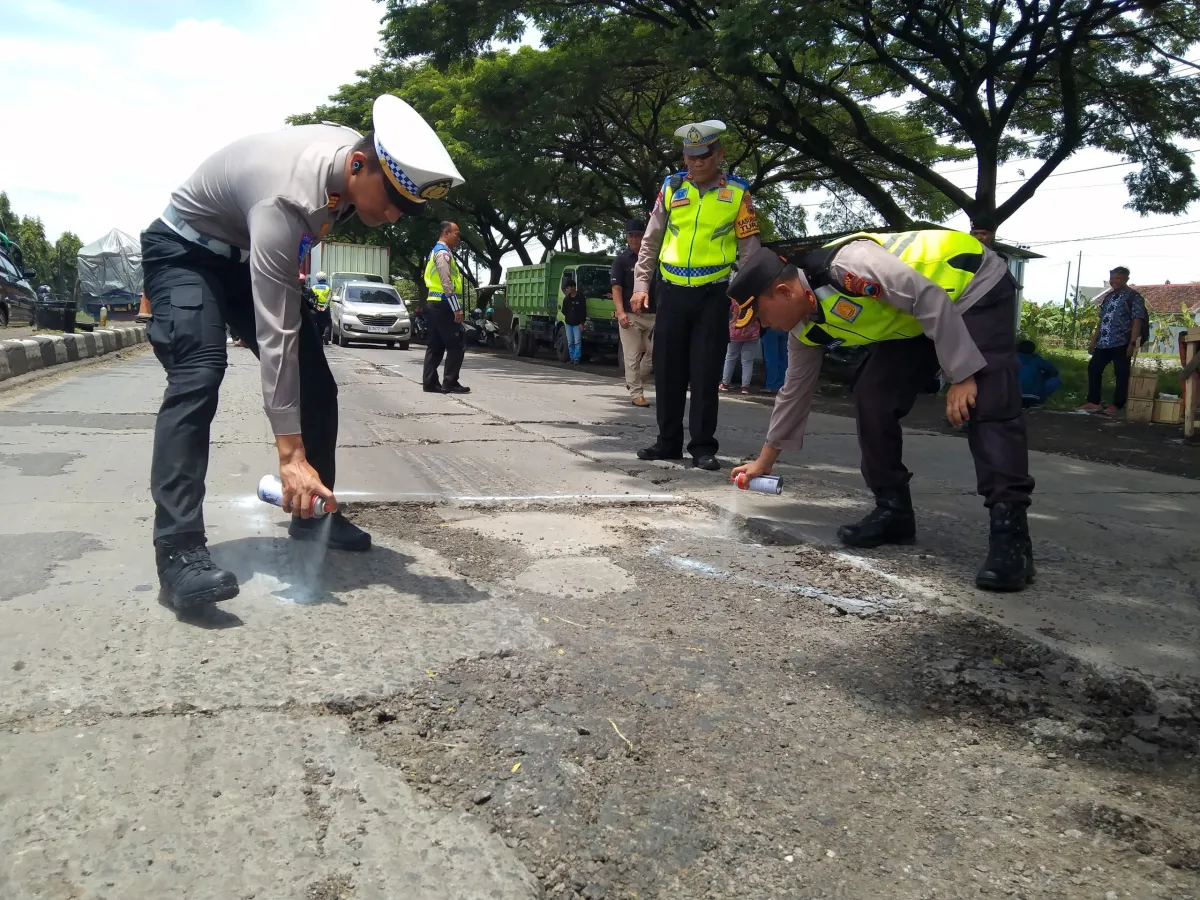 Jalan Berlubang Ancam Pengendara, Polres Demak Bergerak Cepat