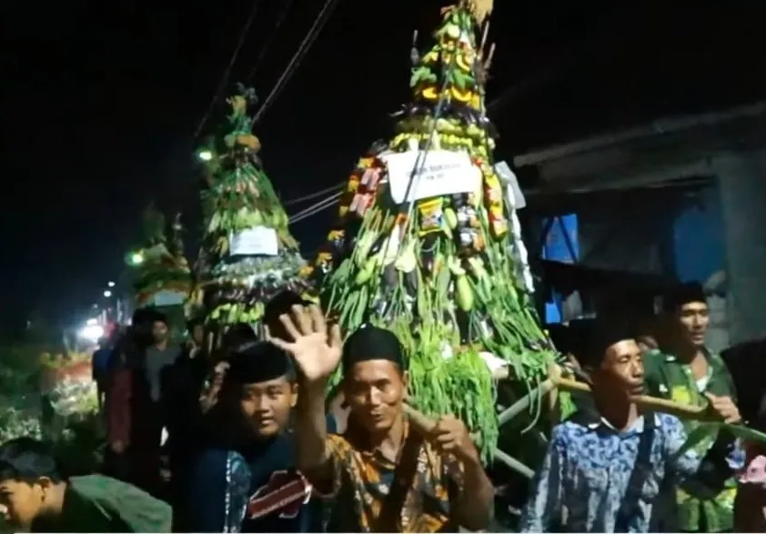 Gunungan Songo dalam Sedekah Bumi Banjarsari: Simbol Pemersatu Warga