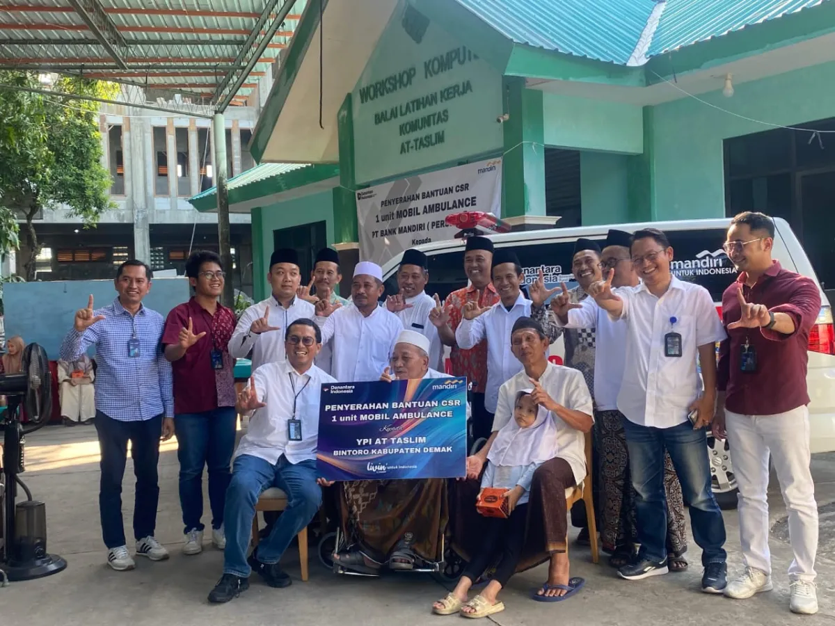 Pesantren At Taslim Demak Terima 1 Unit Mobil Ambulance Dari Bank Mandiri