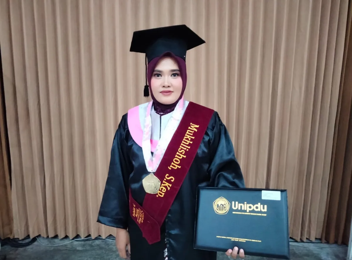 Raih Gelar Sarjana Cumlaude, Ketua Fatayat NU Karanganyar Demak Wisuda Program RPL di Unipdu Jombang