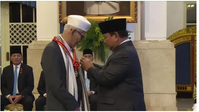 Rais Aam PBNU KH Miftachul Akhyar Terima Penghargaan dari Presiden Prabowo