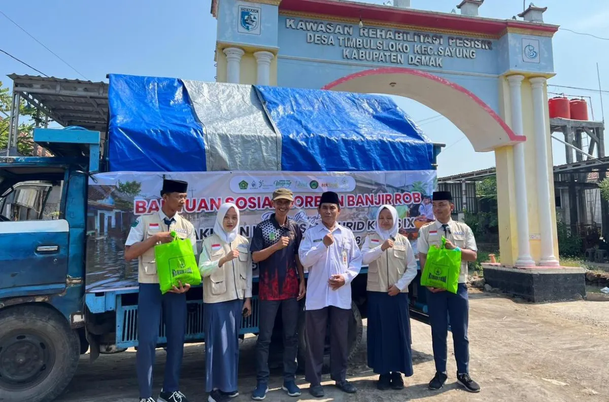 Syukur Kelulusan, Siswa MTsN 3 Demak Berbagi untuk Warga Terdampak Rob